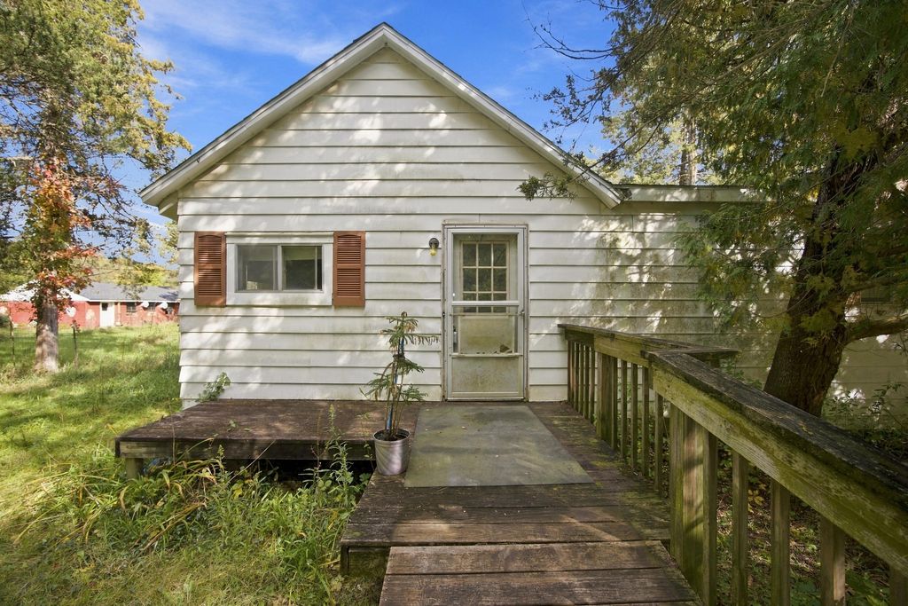 9245 Cedar Lake Road, Putnam township