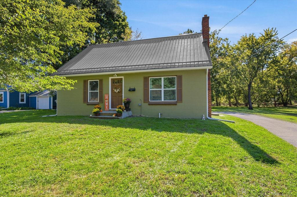 835 W Silver Lake Road, Fenton