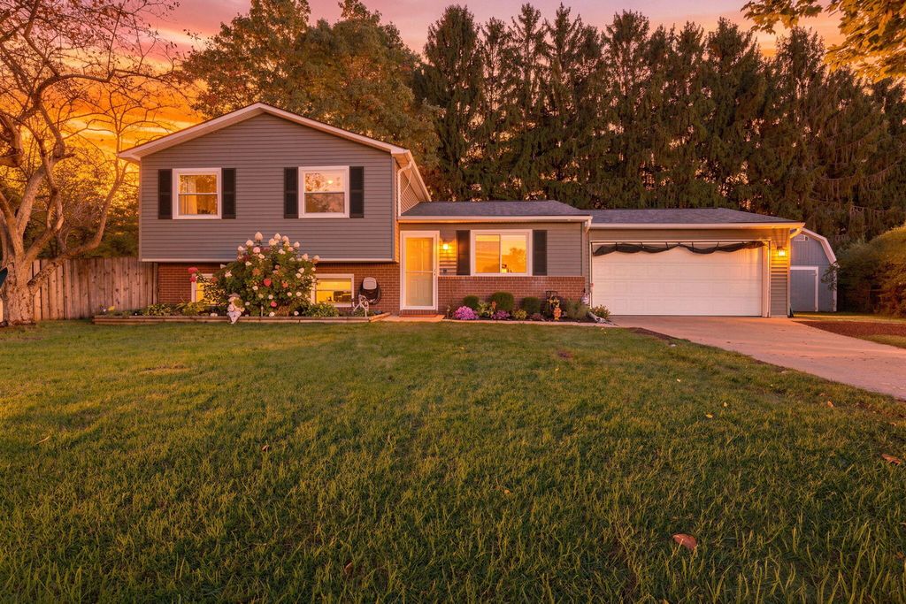 10268 Ashton Drive, Pinckney village