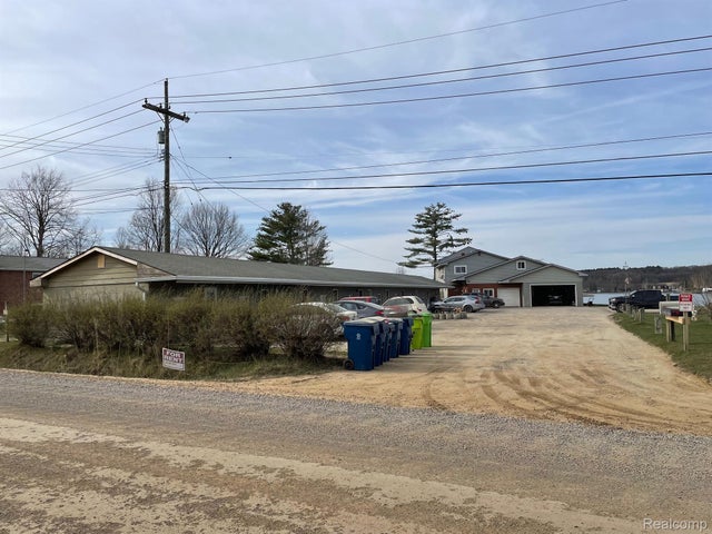 9470 Pontiac Lake Rd, White Lake charter township