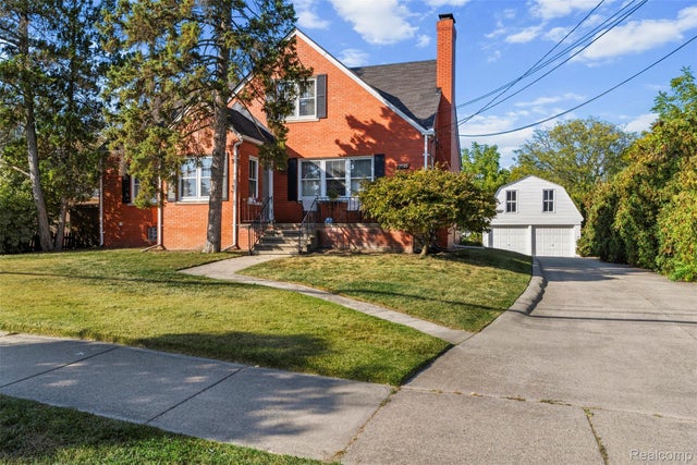 2735 E Maple Road, Troy city