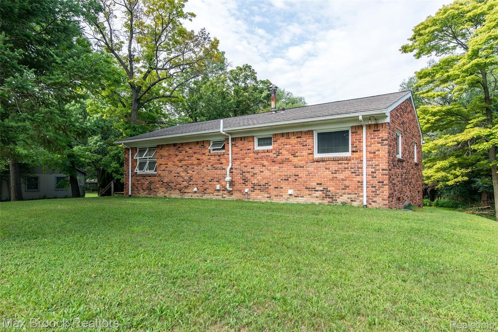 465 Robert Court, Auburn Hills