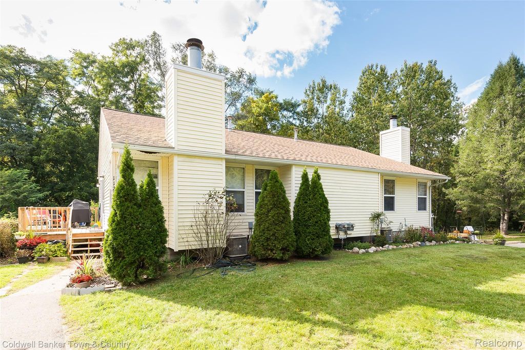 10268 Lake Forest Drive, Hamburg township
