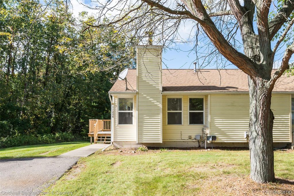 11224 Lake Forest Drive, Hamburg township
