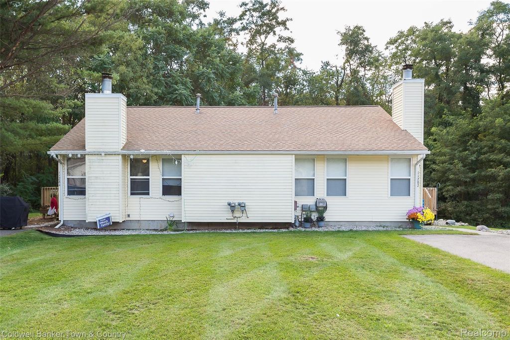 11282 Lake Forest Drive, Hamburg township