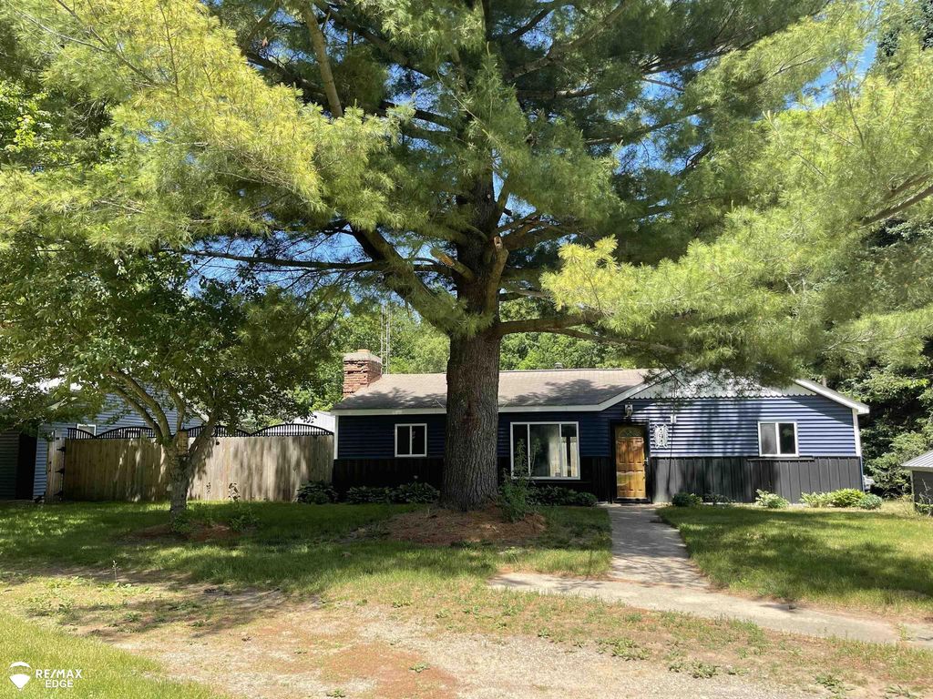 494 W Barnes Lake Rd, Columbiaville