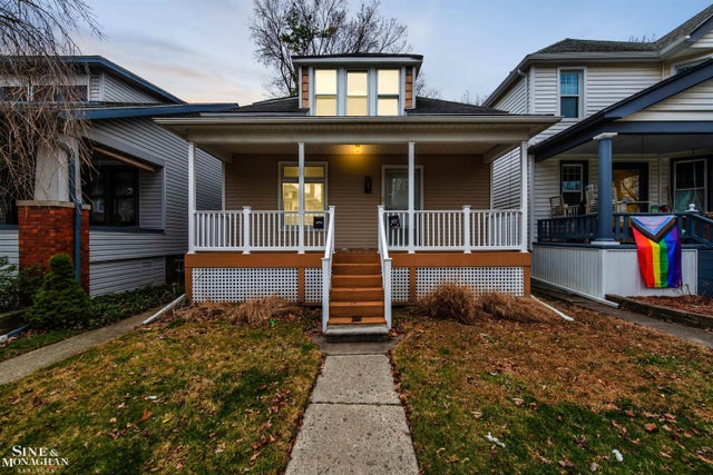 1083 Lakepointe St, Grosse Pointe Park city