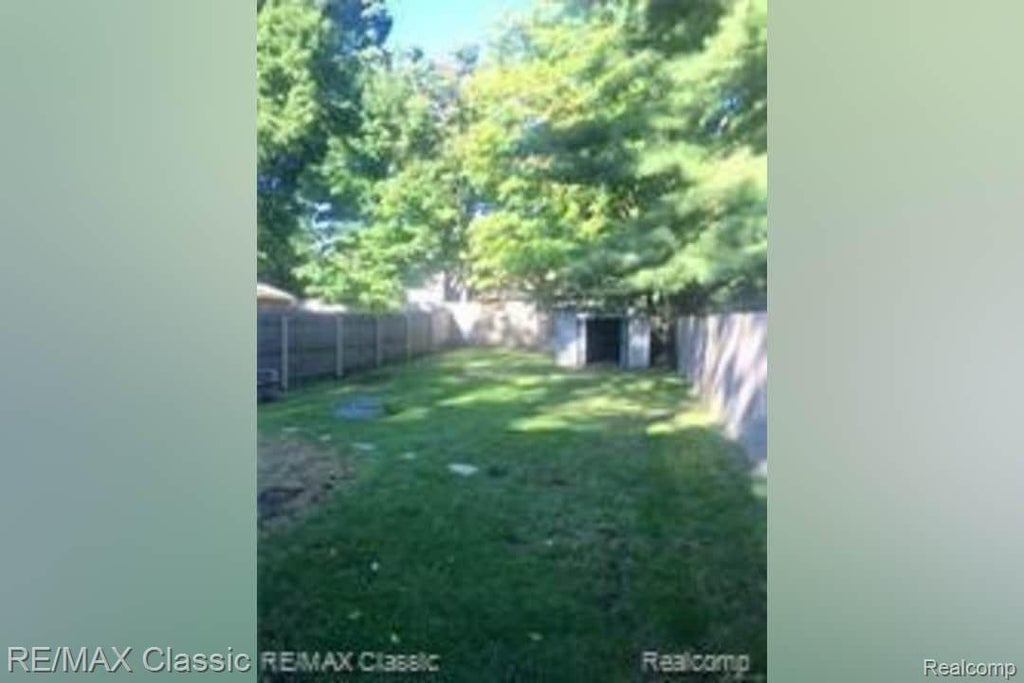 214 Center St, Holly village