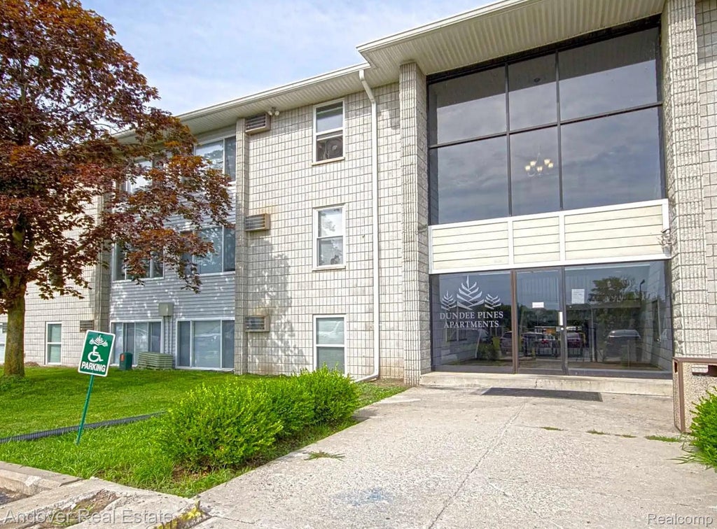 500 E Monroe St 304, Dundee village