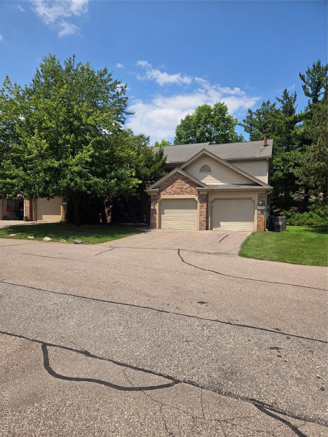 37066 Kirkshire Court, Farmington city