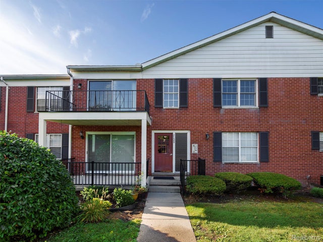 27689 W Echo Valley, Farmington Hills city