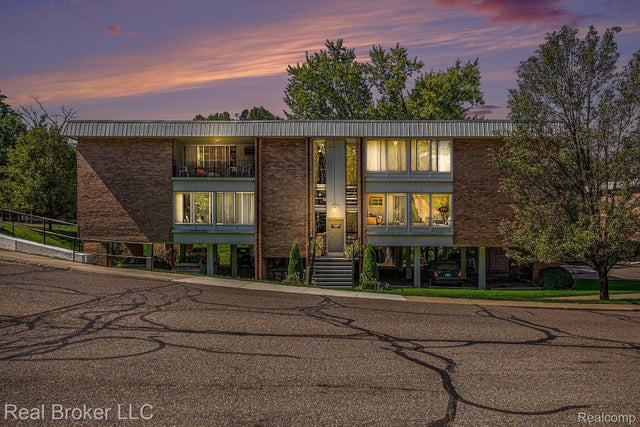 32000 Grand River Avenue, Farmington city