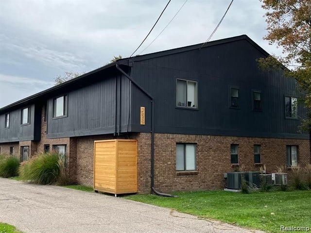 2639 Columbia Road 5, Berkley city