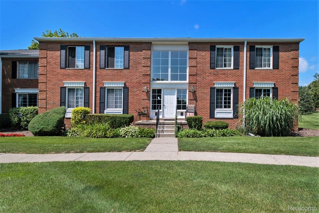 654 E Fox Hills Drive, Bloomfield charter township