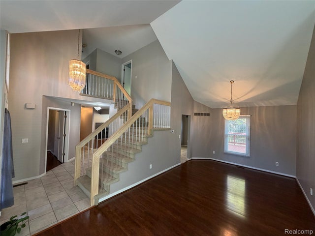 39588 Squire, Novi city
