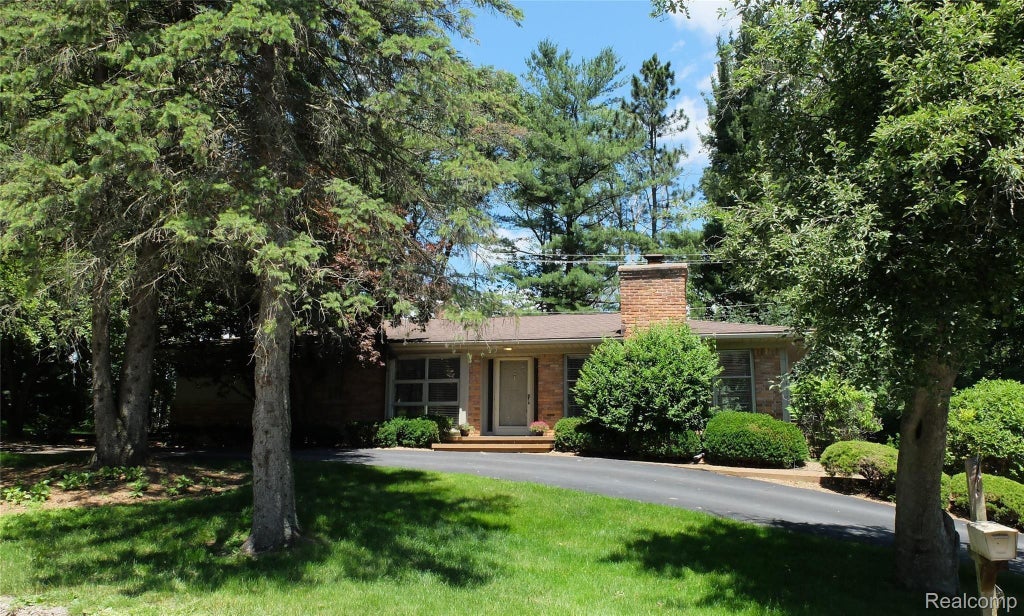 220 Applewood Lane, Bloomfield charter township