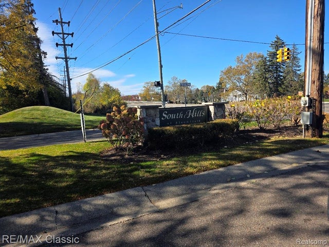 1806 S Hill Boulevard, Bloomfield charter township