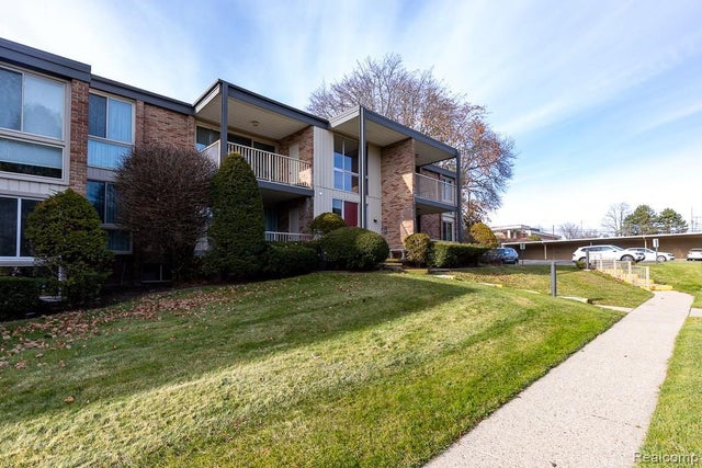 4047 W Maple Road B204, Bloomfield charter township