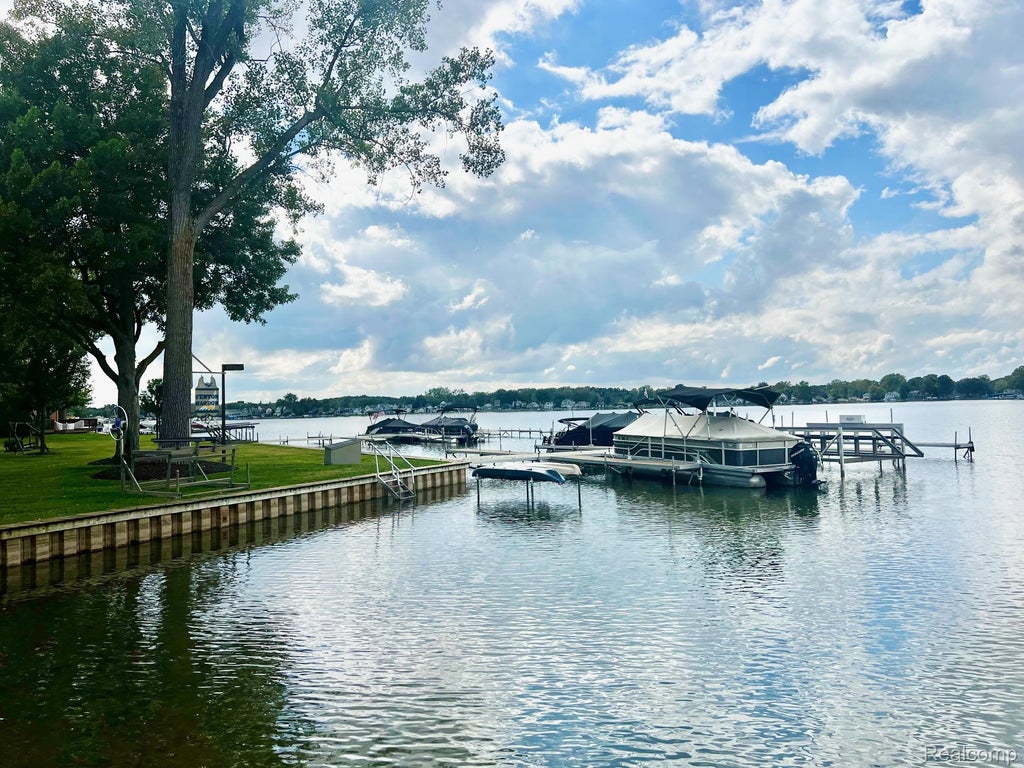 2198 Bowles Street, Fenton city