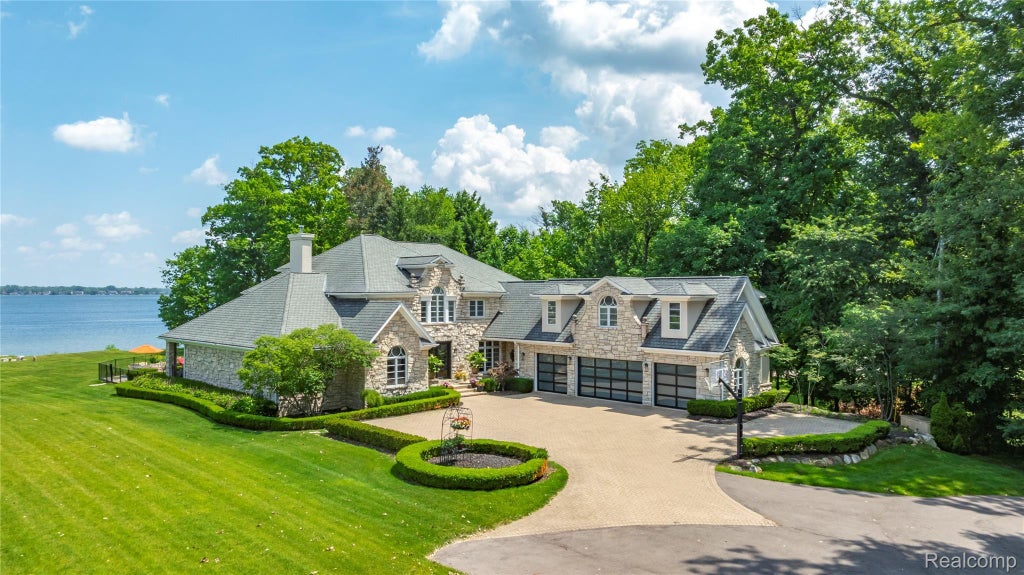 4326 Commerce Road, Orchard Lake Village city