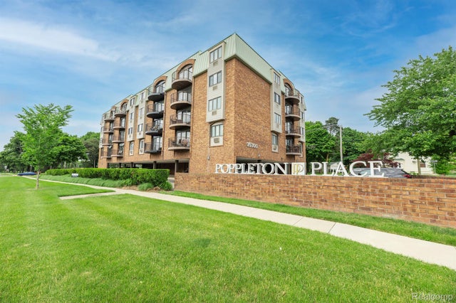 35300 Woodward Avenue 404, Birmingham city