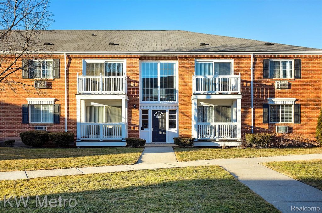 2425 Torquay Avenue 204, Royal Oak