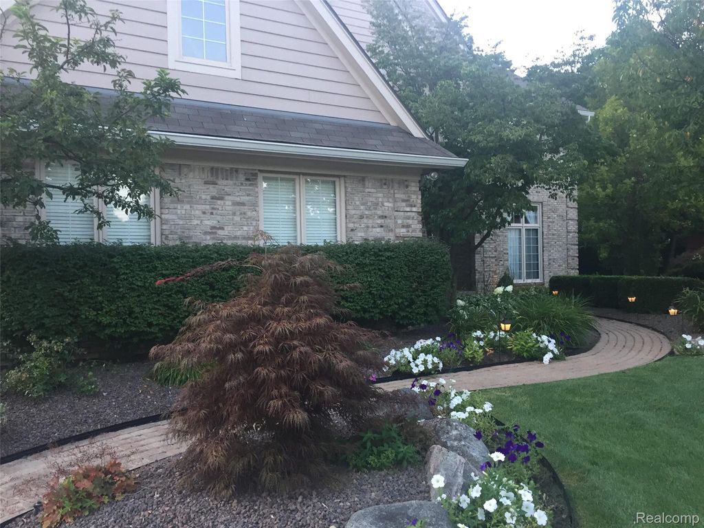43054 Oxford Court, Novi city