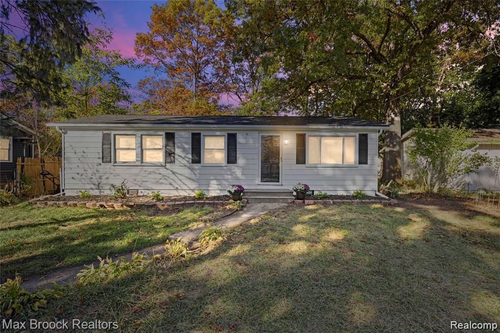 9650 Cooley Lake Road, White Lake charter township