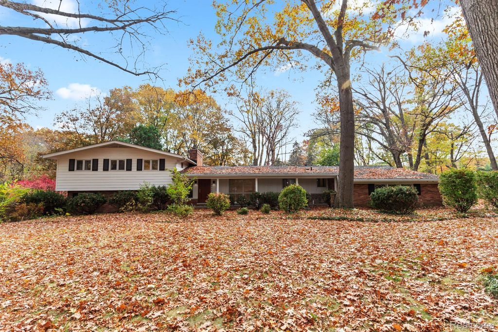 4966 Whispering Pine Lane, Bloomfield charter township