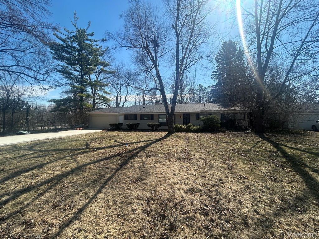 5303 W Briarcliff Knoll Drive, West Bloomfield charter township