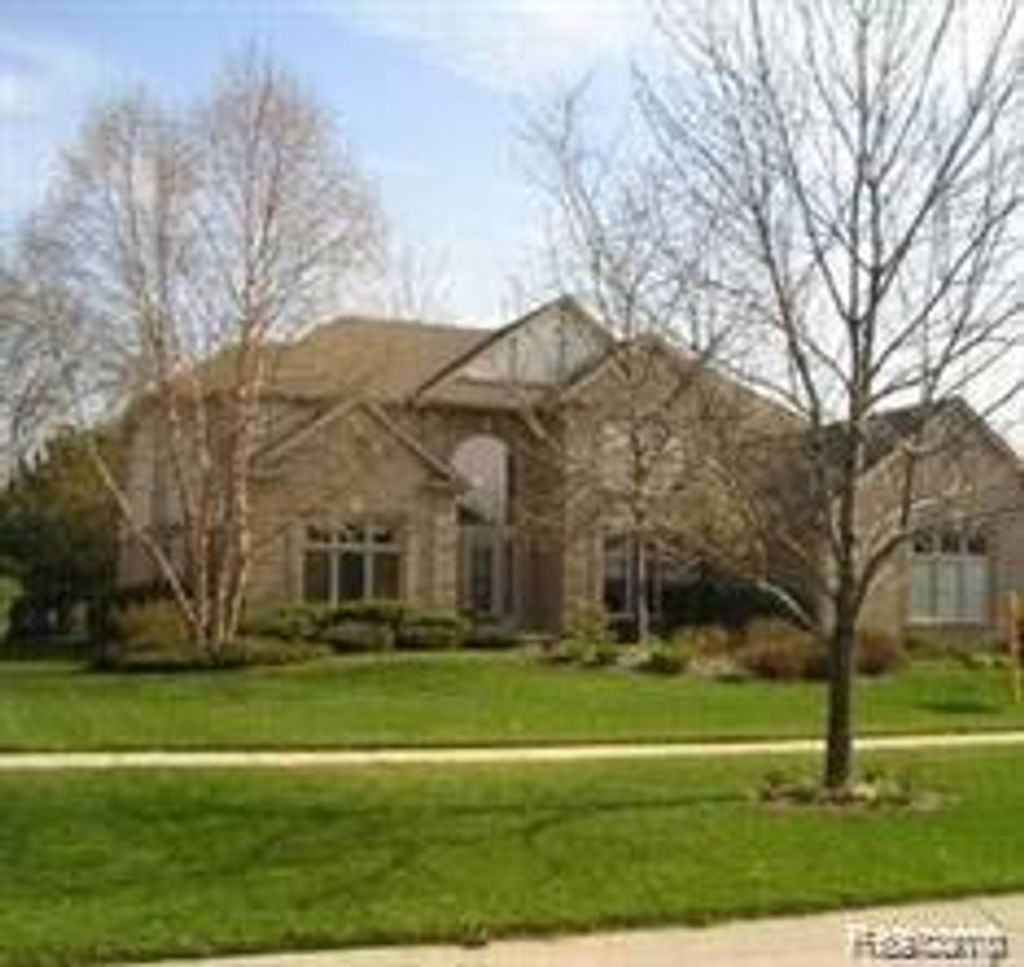 15133 Towering Oaks Drive, Shelby Twp