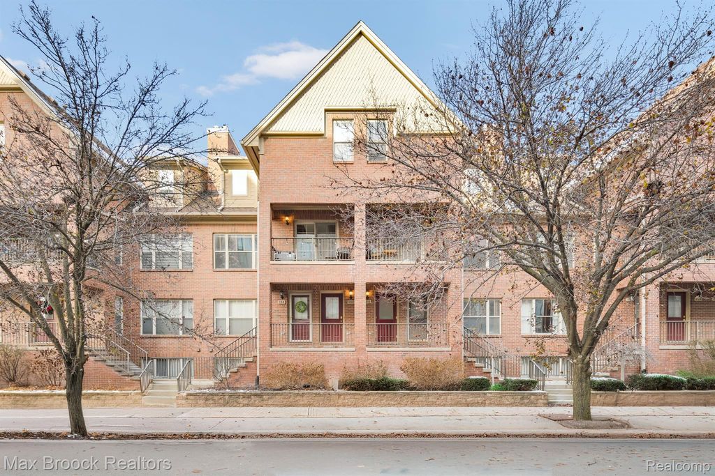 160 Tiffany Lane, Royal Oak
