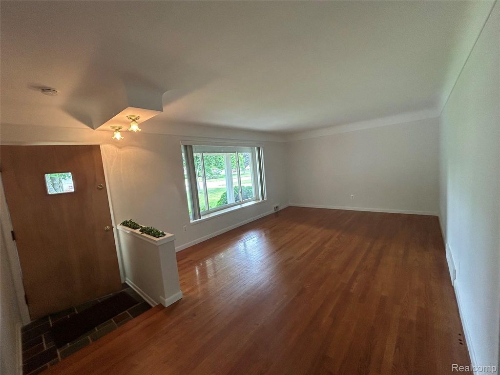 129 Pleasant Lake Drive, Waterford