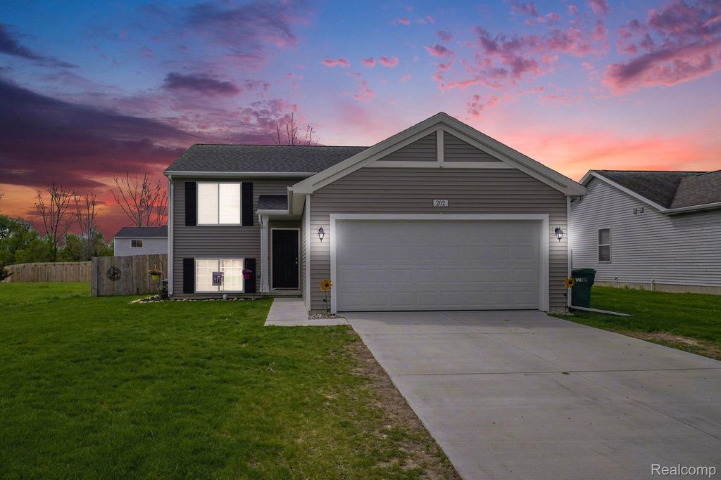 202 Creek Pointe Circle, Durand city