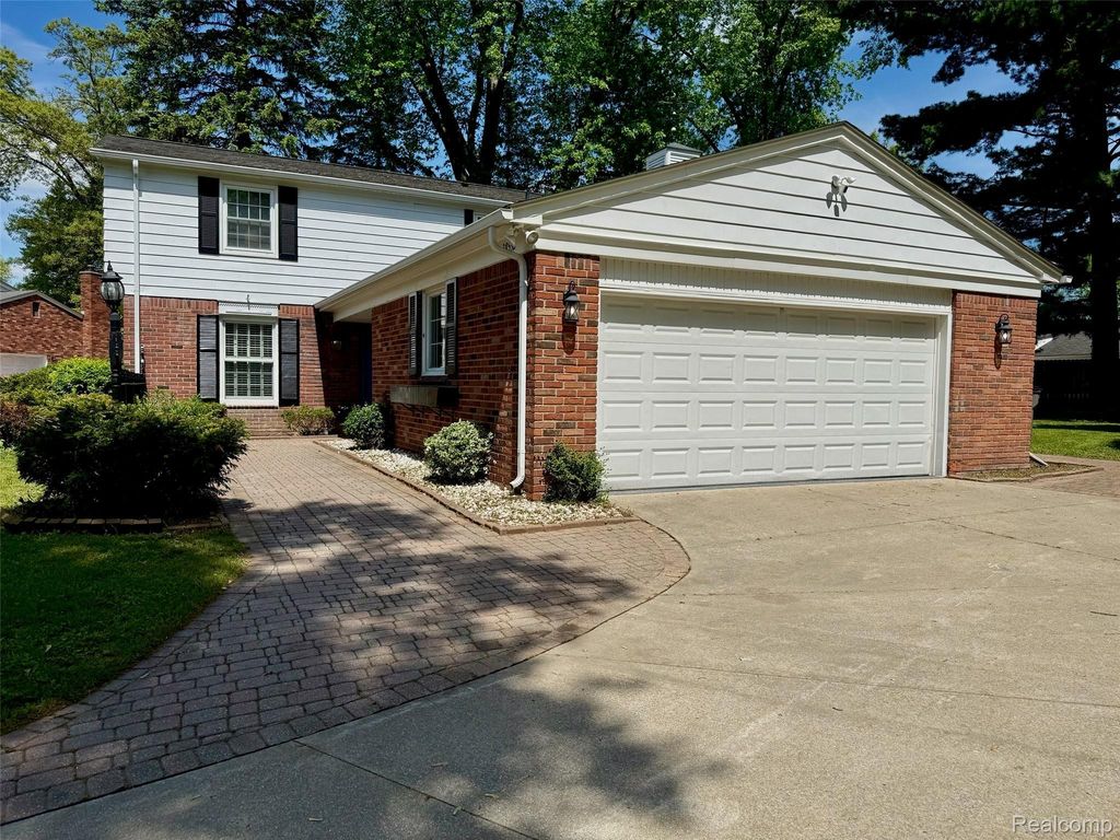 38552 Macintosh Court, Clinton charter township