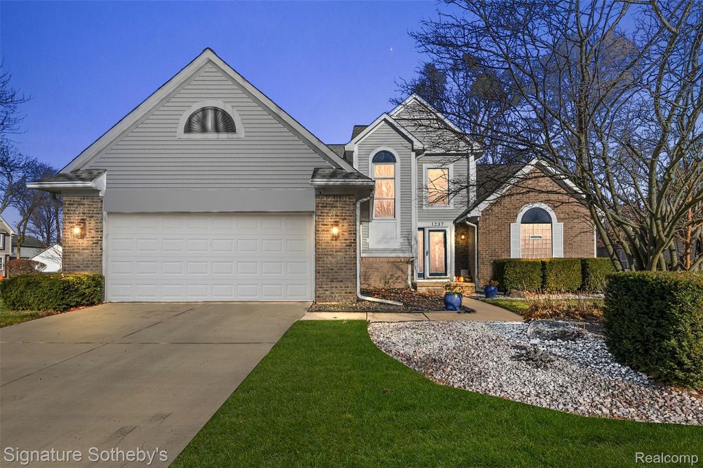 1237 Woodcrest Court, Walled Lake city