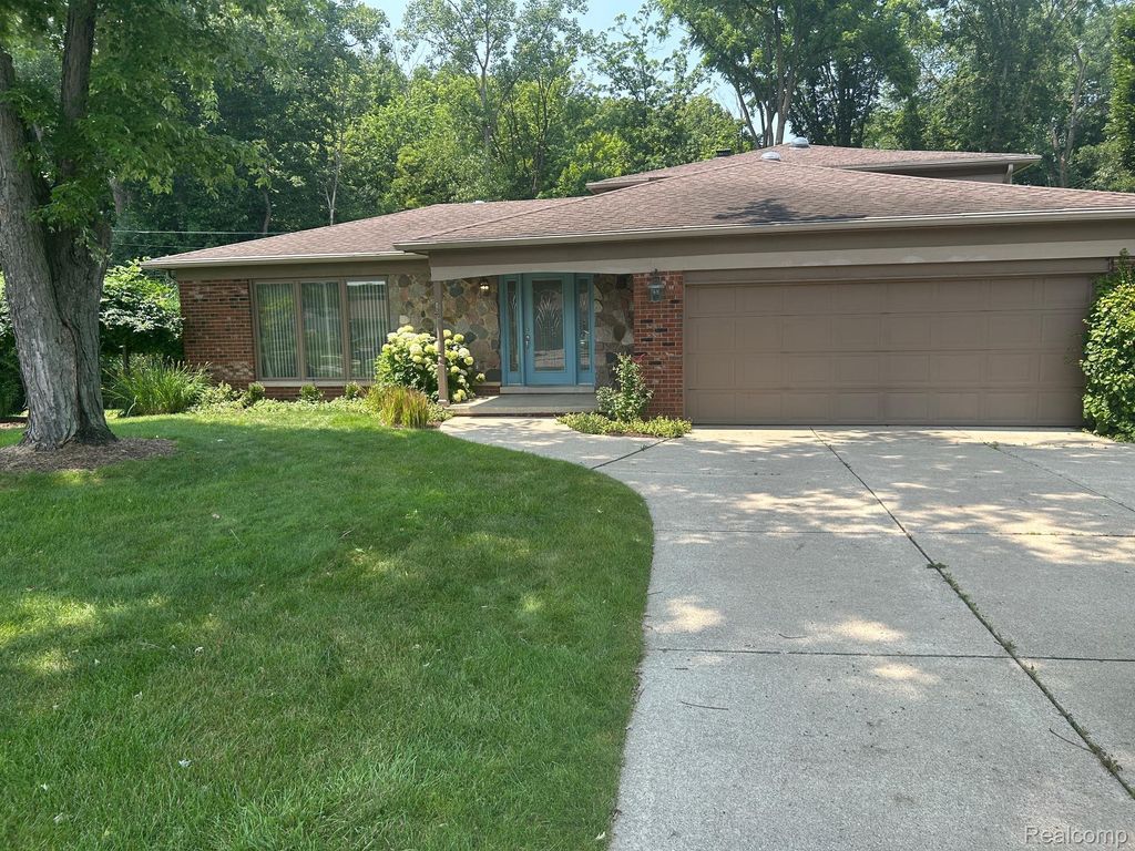 24915 Lakeland Street, Farmington city