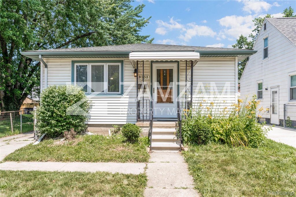 8233 Stephens, Center Line city