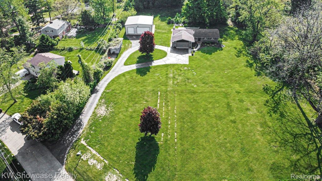 2572 Ridge Road, White Lake charter township