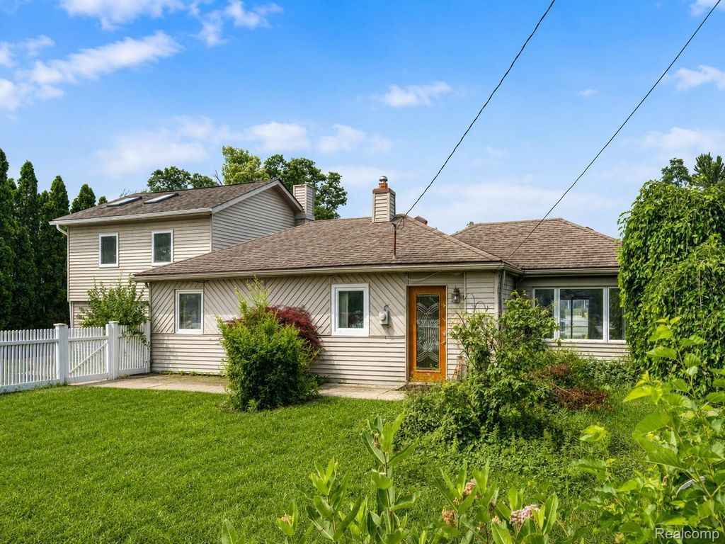 10401 Degrand Street, White Lake charter township