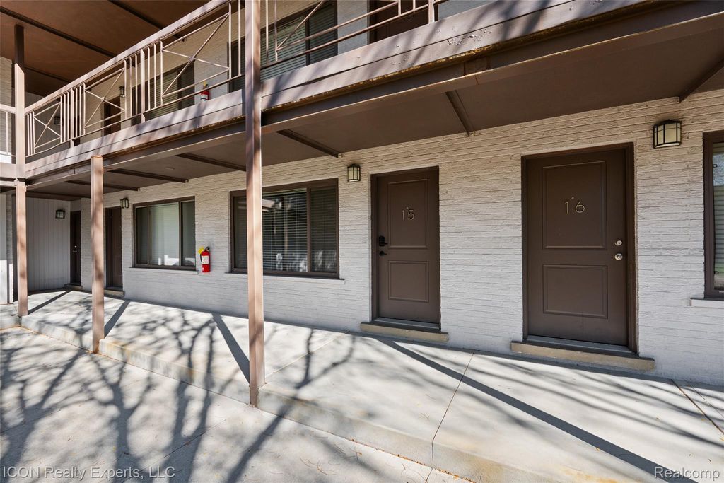 2325 W 13 Mile Rd, Royal Oak