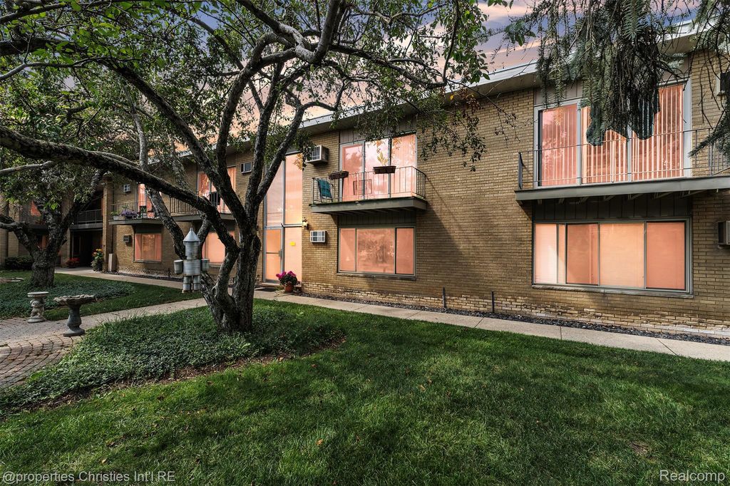 2655 E Maple Road, Birmingham city
