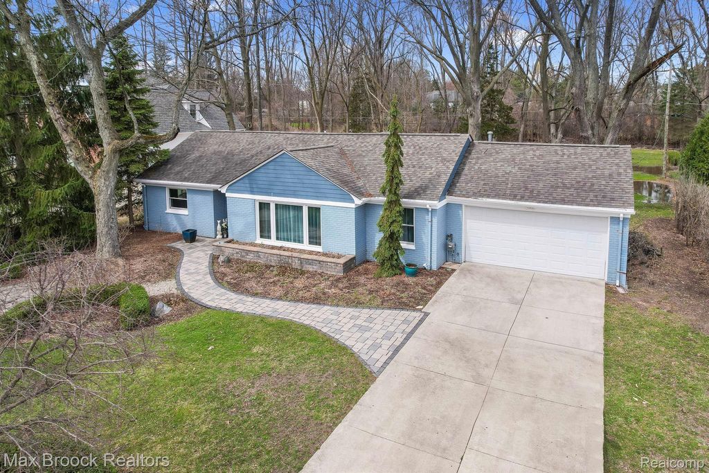 2905 W Hickory Grove Road, Bloomfield charter township