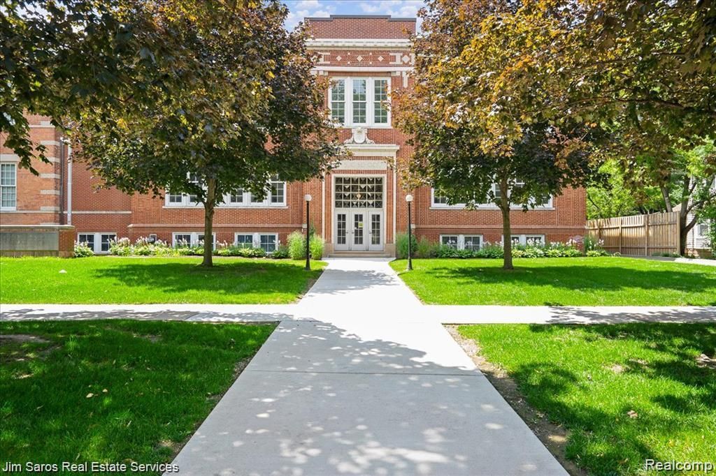 389 Saint Clair #103, Grosse Pointe city