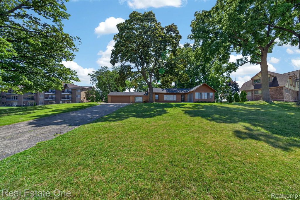 2079 Klingensmith Road, Bloomfield charter township