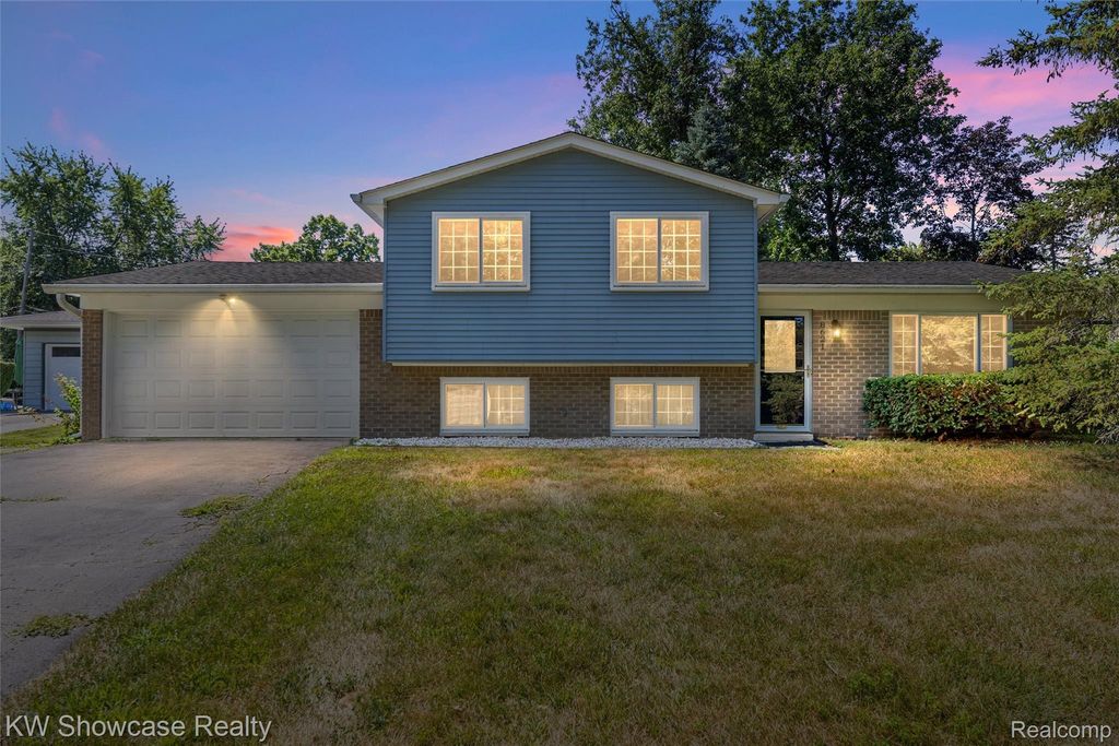 8621 Oakside Avenue, Commerce charter township