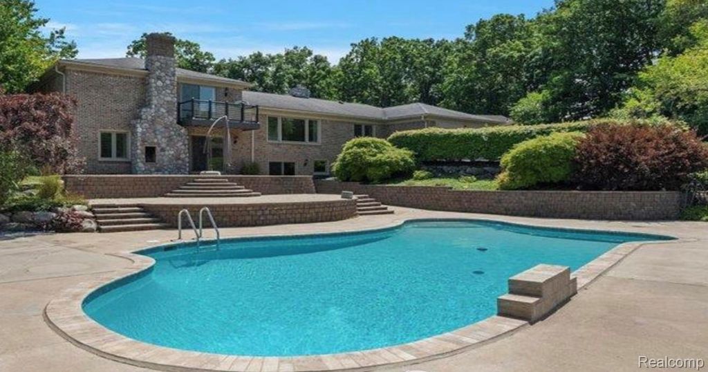 980 Sandhurst Road, Bloomfield charter township