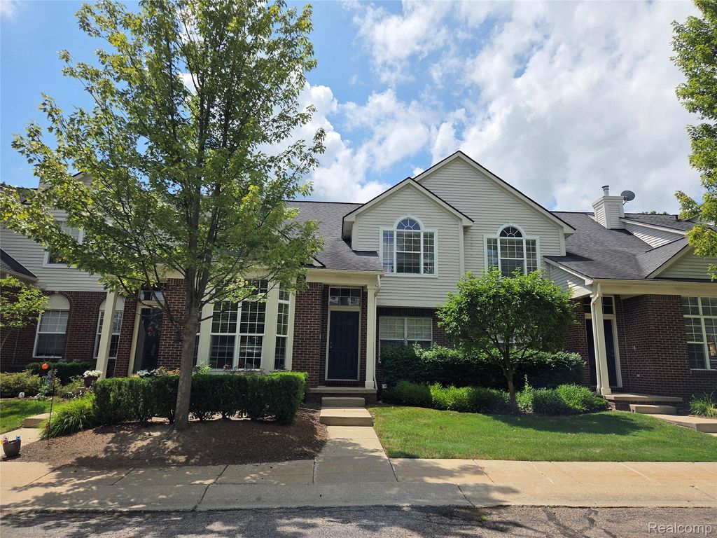 22202 Alexa Drive, Walled Lake