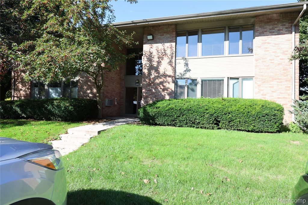 359 Concord Pl Apt 4, Bloomfield Hills