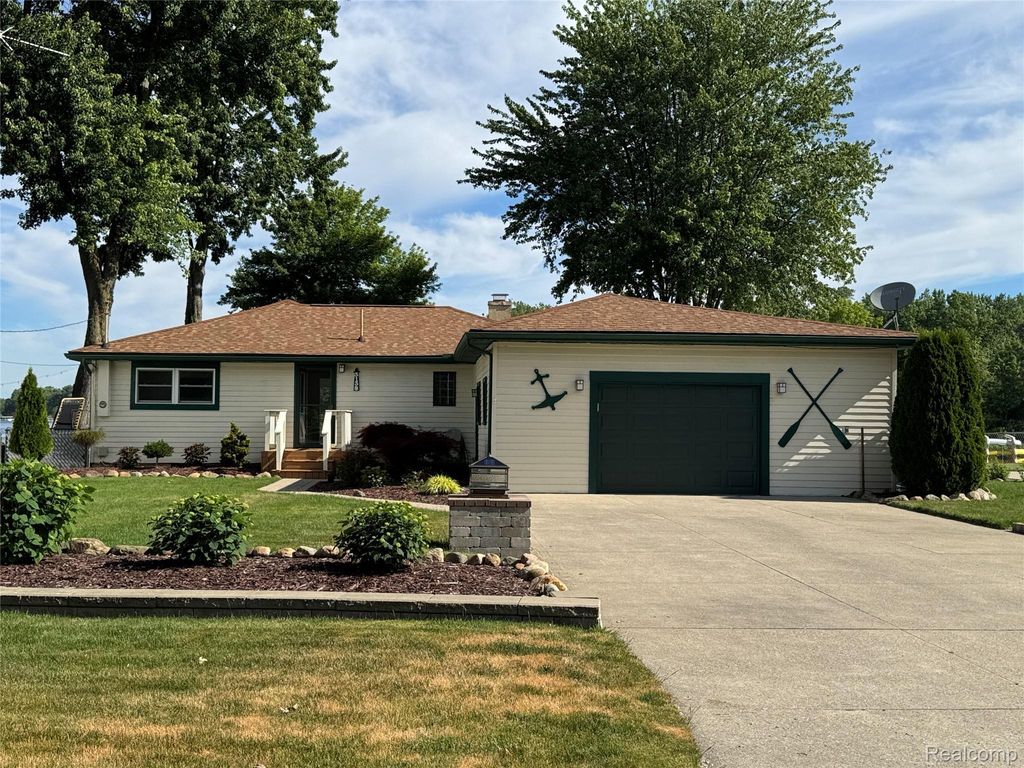 3138 Ponemah Drive, Fenton charter township